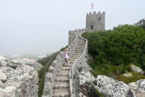 Qué hacer en Sintra: El Castillo dos Mouros rodeado de niebla
