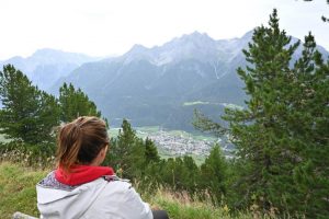 preparativos para viajar a Suiza: sentada en un banco con vistas a un valle