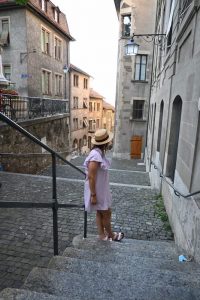 Qué hacer en Ginebra: yo apoyada en una barandilla en unas escaleras en el casco antiguo