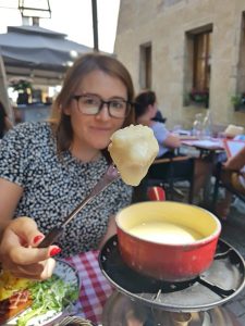 Probando la fondue del restaurante Les Armures