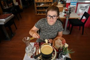 Una rica fondue de queso en Le Gruyerien