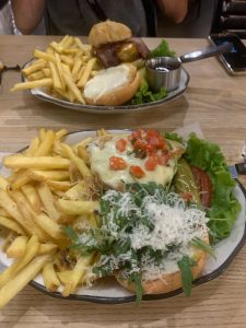 Dónde comer en Ginebra bien y barato: hamburguesas Black Tap