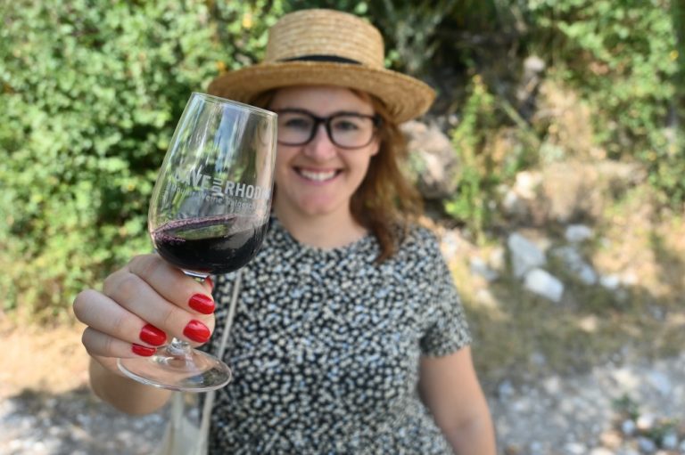 Visitar Salgesch: yo sosteniendo una copa de vino tinto