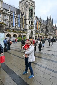 Yo con Lucía en brazos. De fondo, el ayuntamiento de Marienplatz y muchas personas.