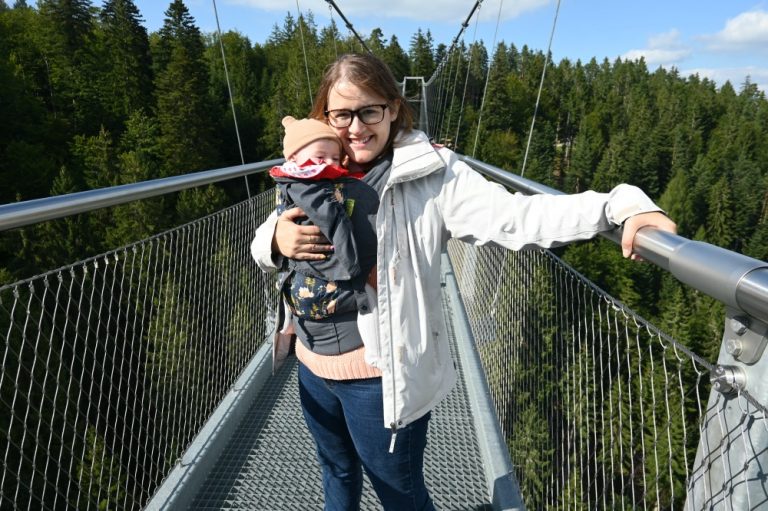 Cruzando el puente colgante - destinos para viajar con un bebé