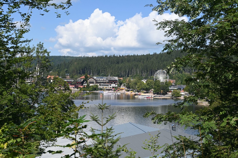 Las vistas del lago y el pueblo dando un paseo