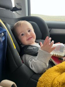 Nuestra silla de coche es bastante pesada, pero muy segura | entretener a un bebé en un viaje largo en coche