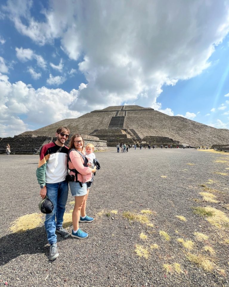 Foto de familia junto a una de las pirámides de Teotihuacán