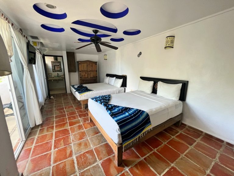 Habitación con dos camas grandes