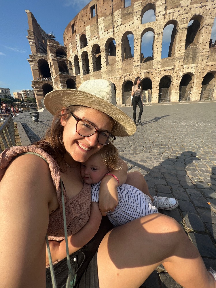 Con Lucía en el Coliseo. Viajar a Roma con bebé