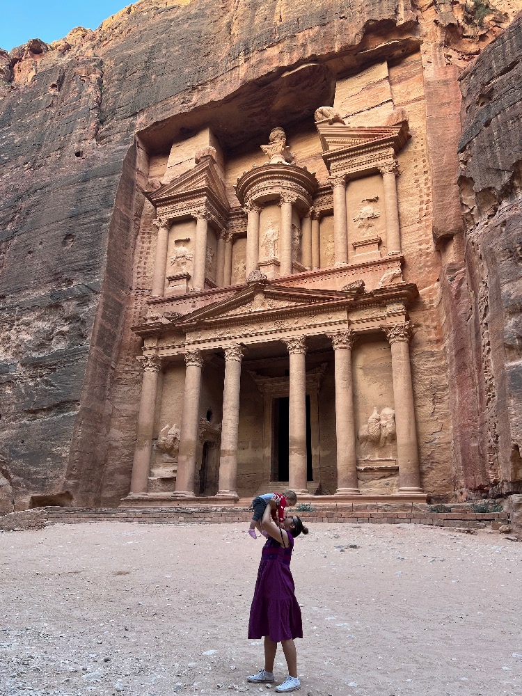 Alzando a Lucía frente al Tesoro de Petra. Consejos para visitar Petra. 