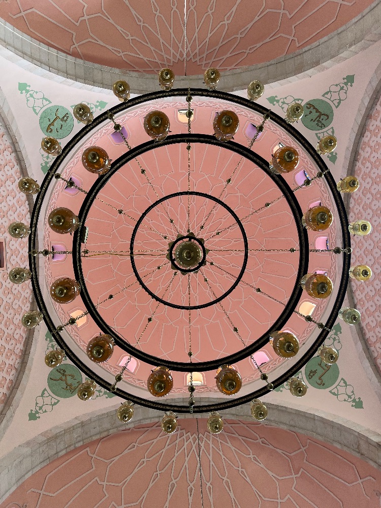 Interior de cúpula de la mezquita en color rosa. Itinerario de 10 días por Jordania