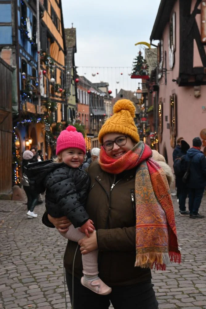 Con Lucía disfrutando de las calles de Riquewihr