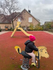 El parque infantil de Riquewihr en Alsacia con niños