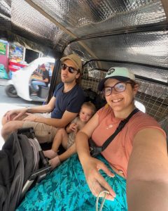 Los tres subidos en un tuk tuk para visitar los templos de Angkor