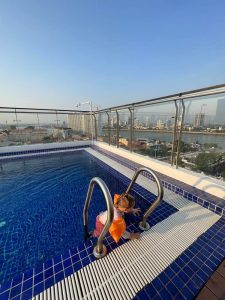 La piscina en el ático del hotel