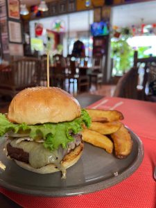 Hamburguesa con patatas en Siem Riep