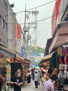 Busan Tower desde las calles de Busan, qué ver en Busan