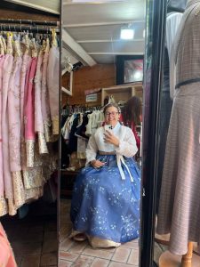 Probándome el Hanbok, el traje tradicional de Corea del Sur