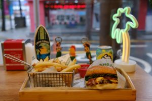 Una rica hamburguesa en Aloha Burger