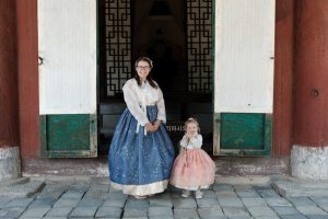 En el santuario vestidas con el traje tradicional, el Hanbok