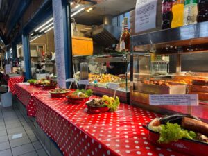 Uno de los puestos de comida en el mercado de Budapest