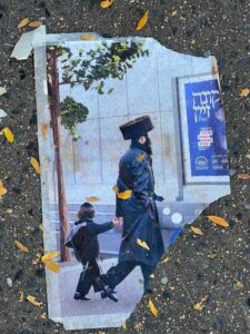 Trozo de una revista en la que aparecen un padre y un niño judío