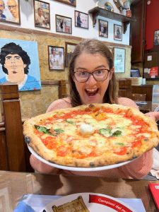 A punto de comer una rica pizza margarita