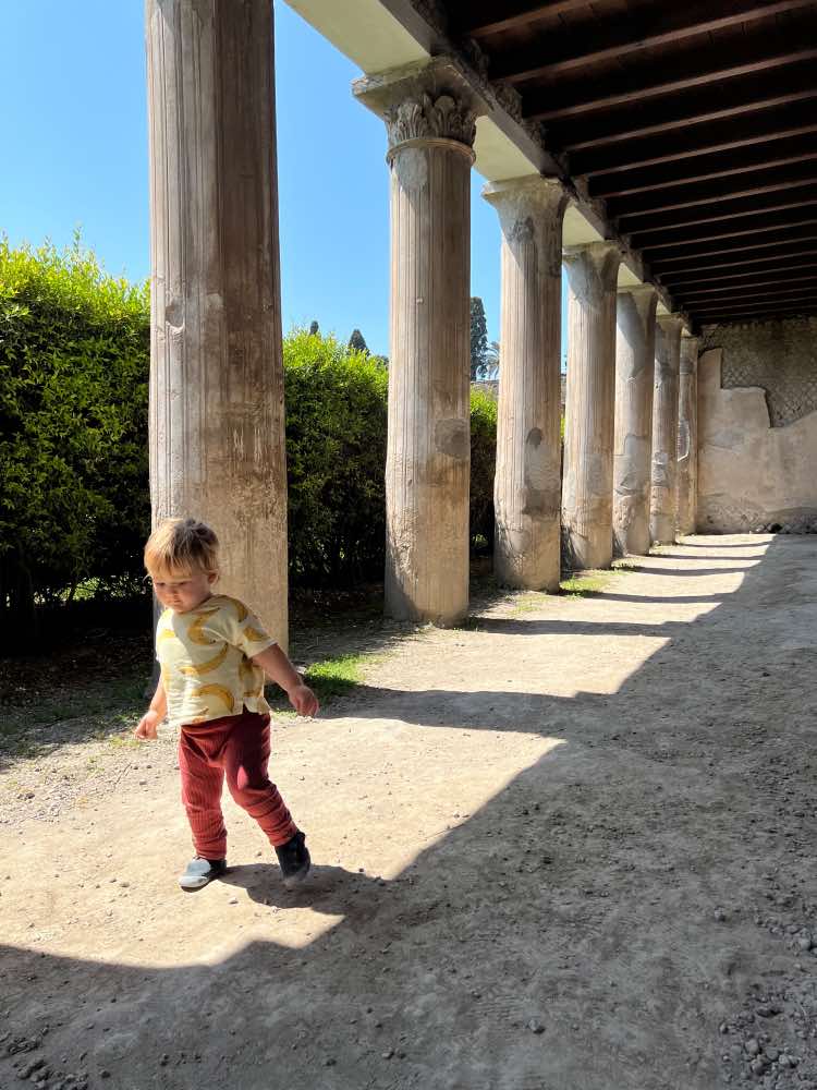 Lucía dando sus primeros pasos en Herculano, la 'hermana' menor de Pompeya