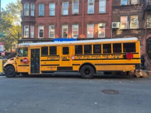 Autobús escolar con las letras en yiddish.