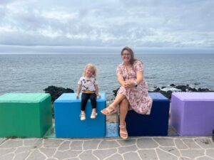 Lucía y yo en el paseo marítimo del arcoíris de Jeju City