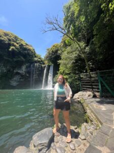 Cascada Cheonjiyeon en la isla de Jeju