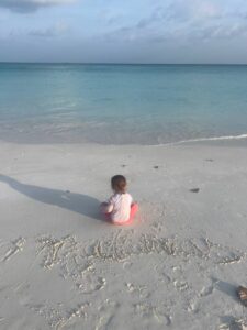 Playa en Maldivas con niños