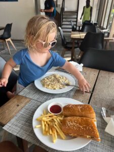 Lucía comiendo en un restaurante de Maldivas