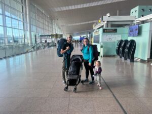 A punto de subir al avión en familia