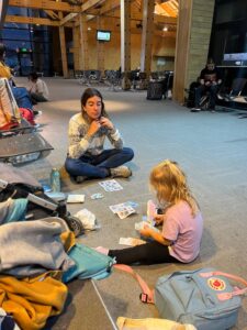 Jugando a un juego en el suelo del aeropuerto