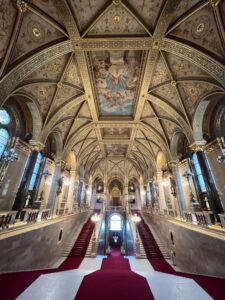 La escalinata principal del Parlamento