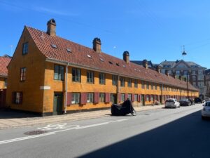 Las características casitas amarillas de los marineros en Copenhague