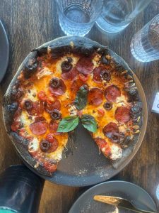 Pizza en un restaurante en Islandia