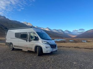 Furgoneta con un paisaje precioso de fondo