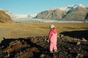 Lucía en un glaciar en Islandia