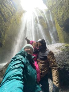 Mojándonos bajo una cascada en Islandia