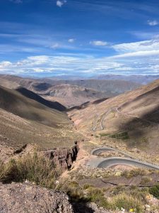 Los increíbles paisajes y carreteras del noroeste argentino