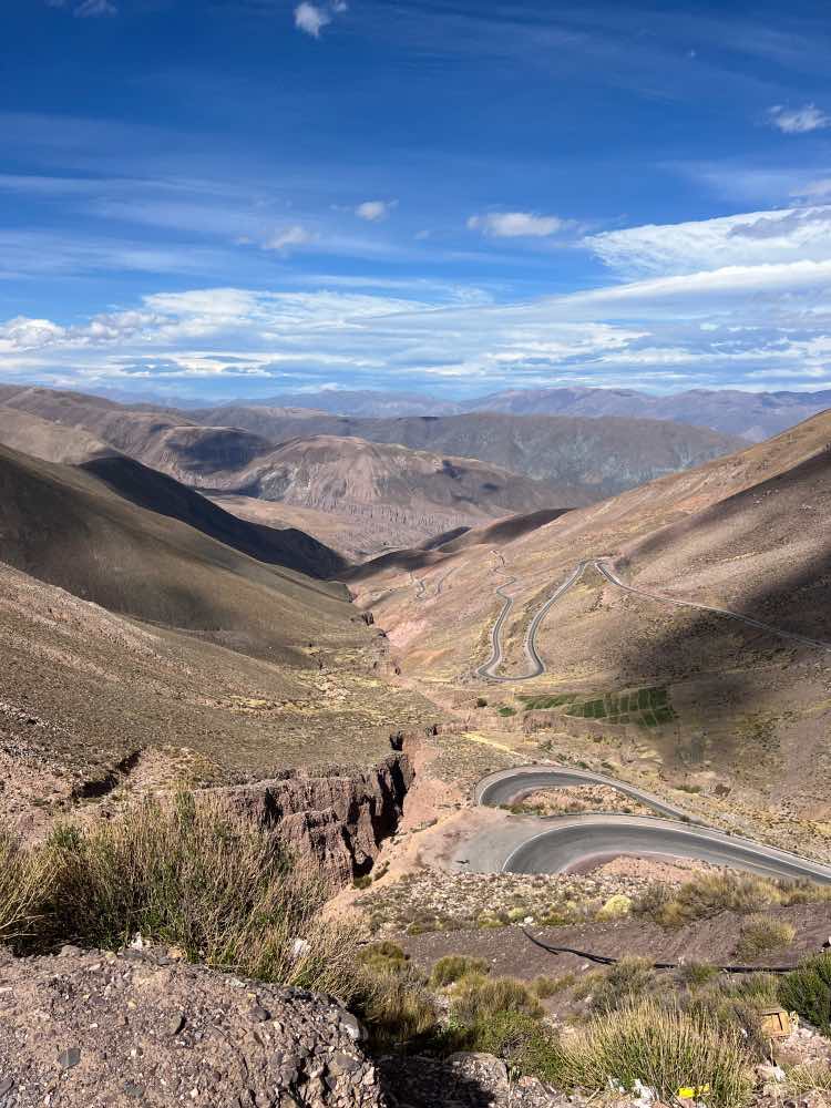 Los increíbles paisajes y carreteras del noroeste argentino