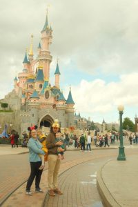 Familia en Disneyland Paris con niños