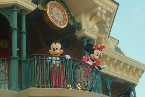 Mickey y Minnie en Disneyland Paris con niños