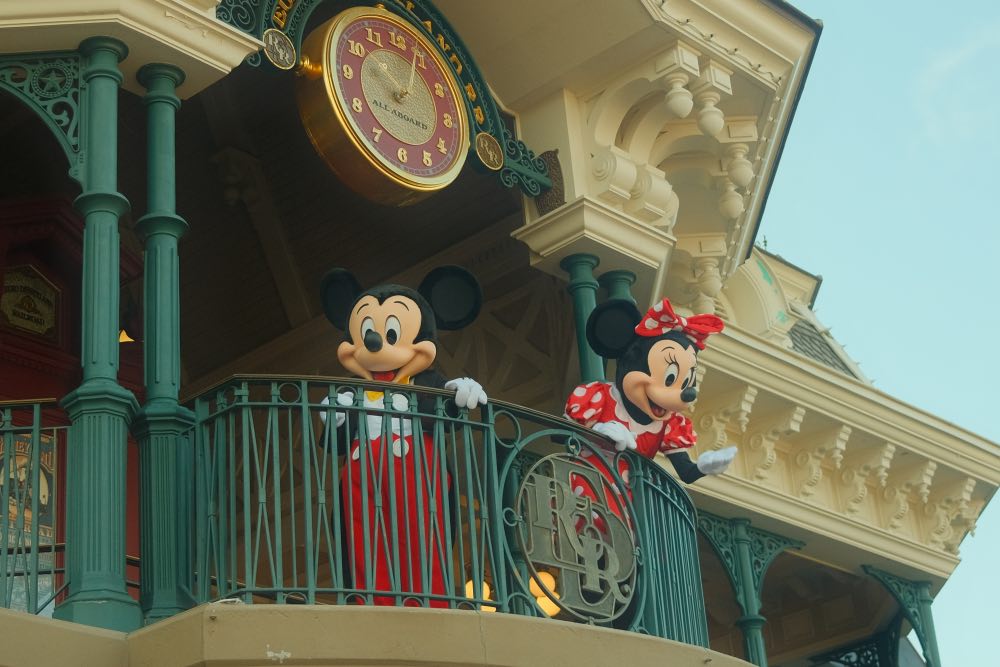 Mickey y Minnie en Disneyland Paris con niños