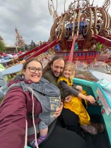 Familia subida en los elefantes de Dumbo en Disneyland Paris con niños