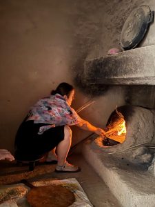 Haciendo pan árabe en un horno tradicional