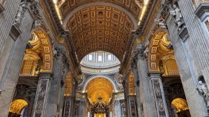 El interior de la Basílica de San Pedro